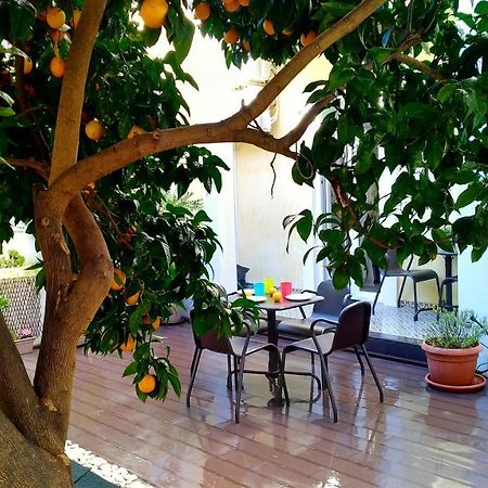 Sunny orange garden apartment in central Lissabon Buitenkant foto