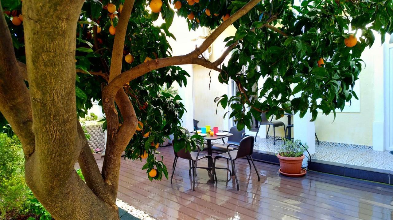Sunny orange garden apartment in central Lissabon Buitenkant foto
