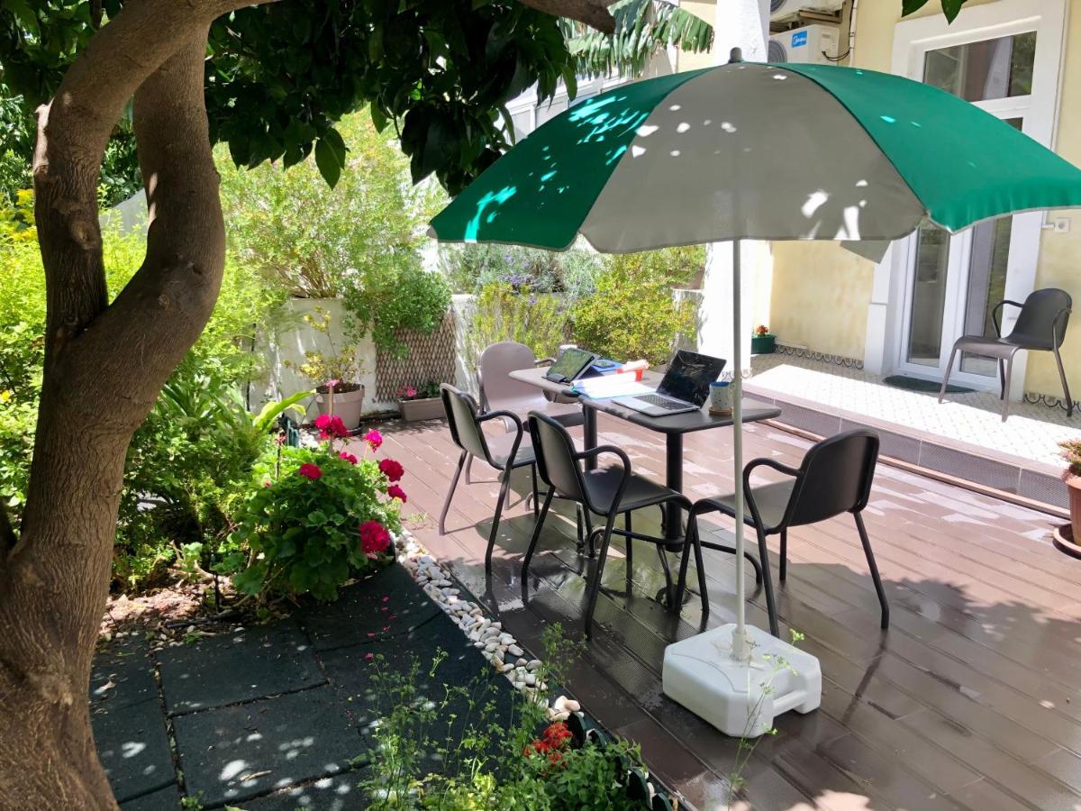 Sunny orange garden apartment in central Lissabon Buitenkant foto