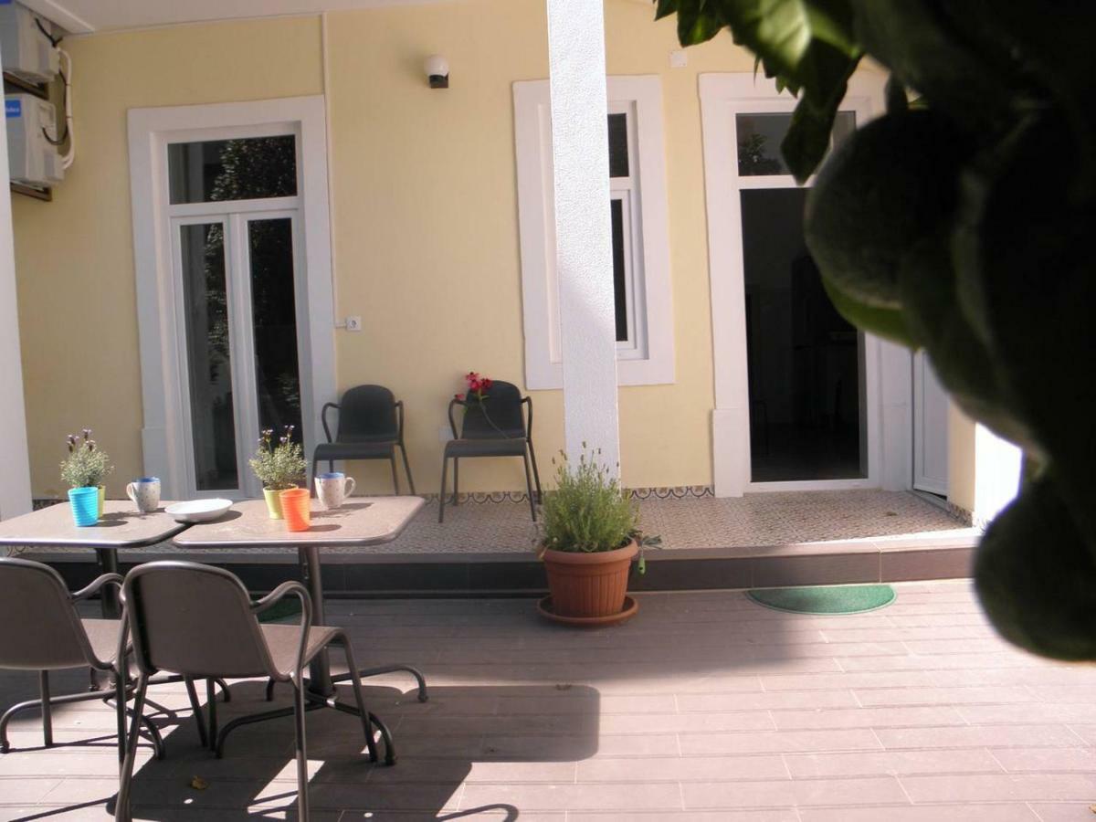 Sunny orange garden apartment in central Lissabon Buitenkant foto